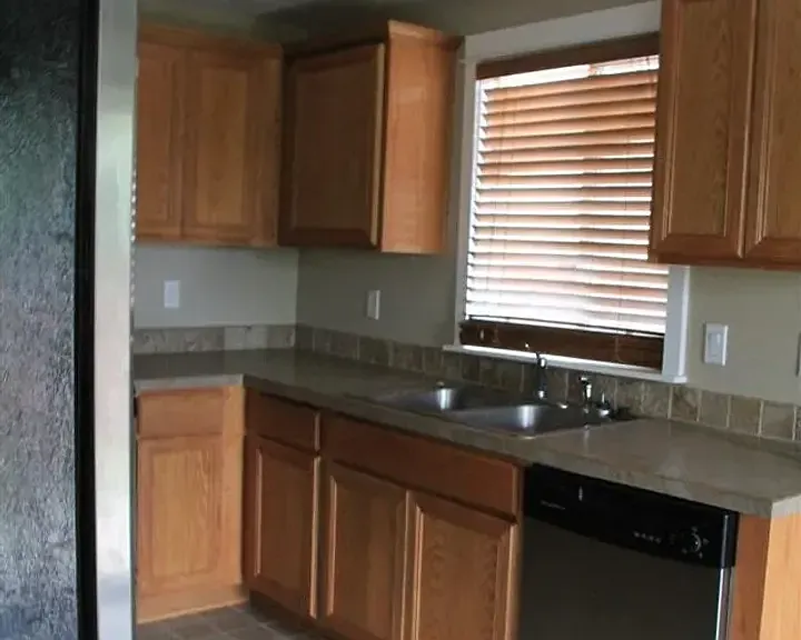 622 Trinity St NE — Photo 6