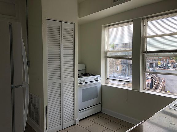 3rd image of 4806 N Avers Ave APT 201