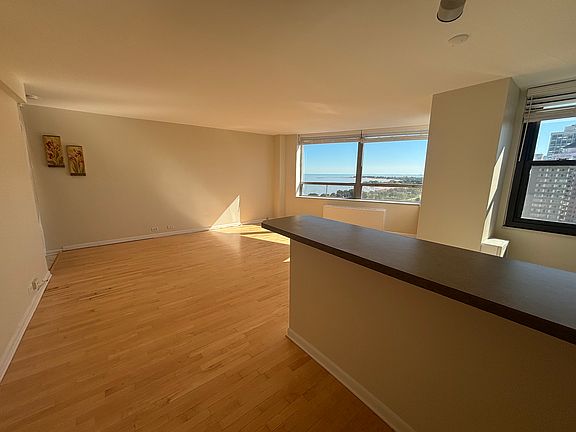 3rd image of 5701 N Sheridan Rd APT 26Q