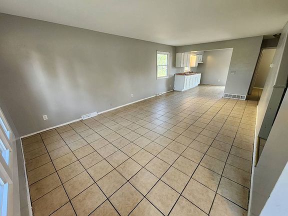 2nd image of 10405-10407 W Daphne St #10405
