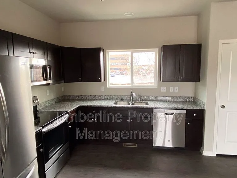 889 Grissom Dr — Photo 11