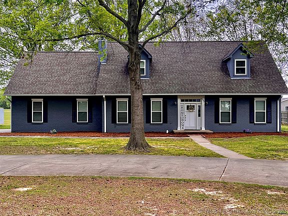 4th image of 1906 NE Oakridge Dr