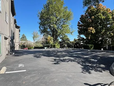 Nob Hill Apartments — Photo 23