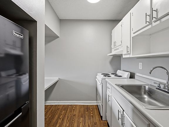 5th image of 1805 Oxford Cir