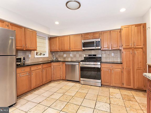 3rd image of 19 Exeter Ct