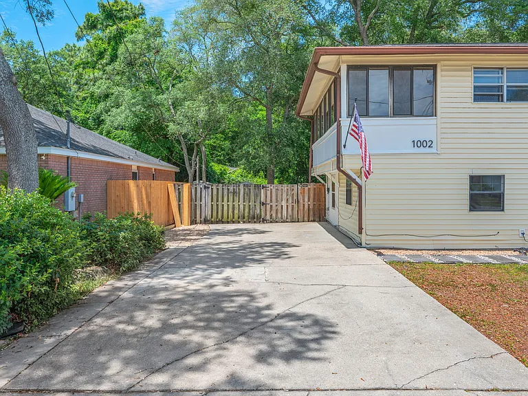 1002 High Grove Ct #B — Photo 23