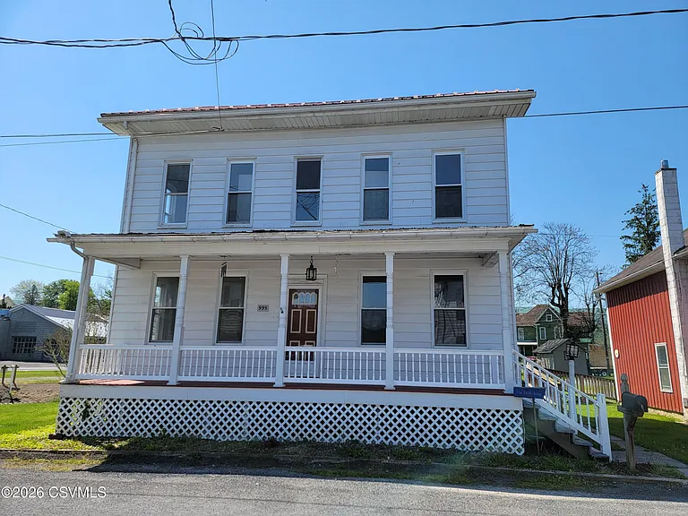 995 Center Ave — Photo 2