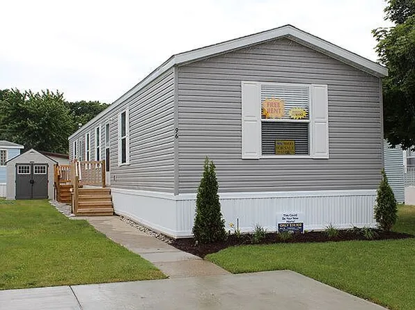 96 Meadows Ct, Wixom, MI 48393