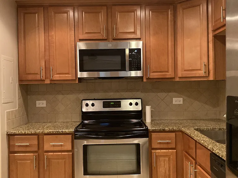 960 S River Rd #404 — Photo 1