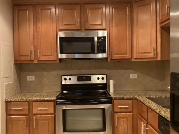 960 S River Rd APT 404, Des Plaines, IL 60016