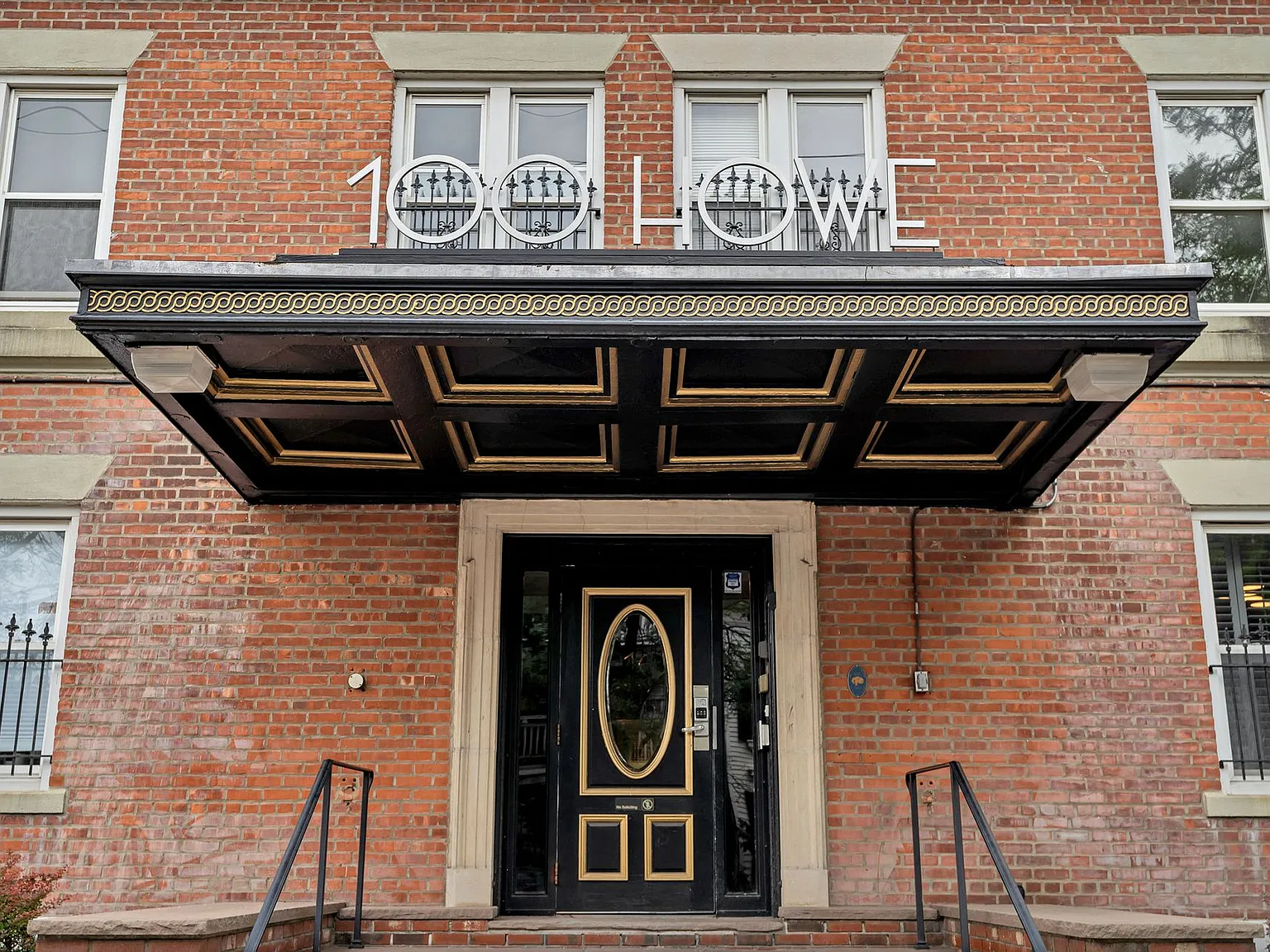 100 Howe Street! — Photo 3