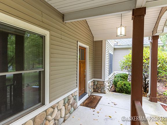 4th image of 8041 Therese Ct SE