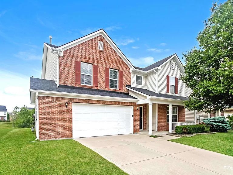 8684 N Springview Dr — Photo 2