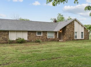 10905 E Canyon Oaks Cir, Claremore, OK 74017