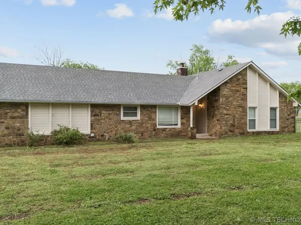 10905 E Canyon Oaks Cir, Claremore, OK 74017