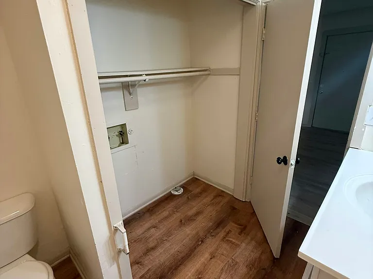 516 S Oak St #A — Photo 8