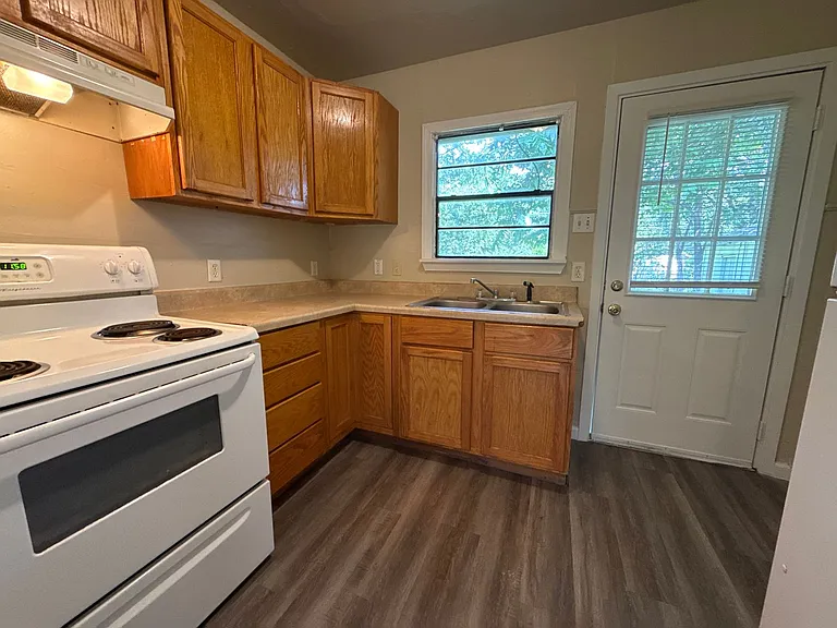 303 Cloud St — Photo 4