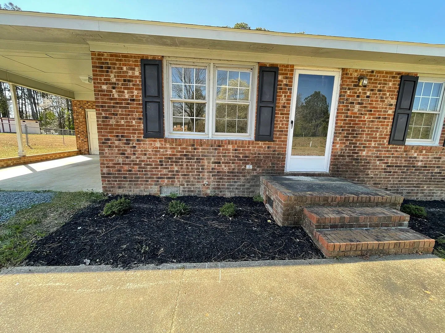Brick Ranch home Minutes to Coats on Hwy 55 — Photo 2