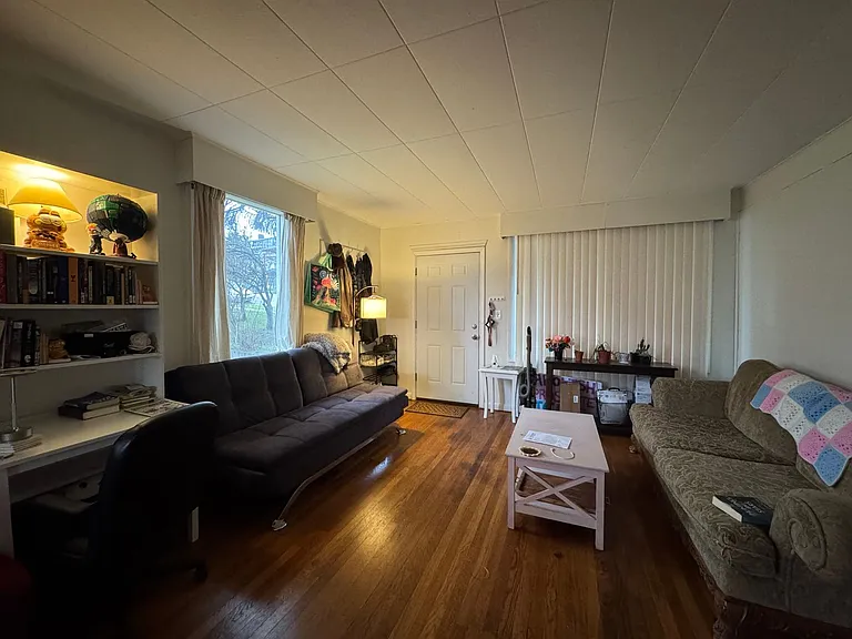 5 Bed 1.5 Bath in Fairhaven Close to Everything On a Bus Line — Photo 6