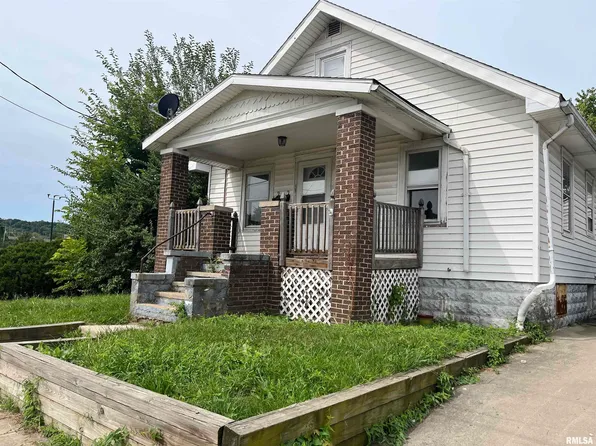 121 E Pershing Pl, East Peoria, IL 61611