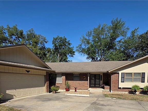 3rd image of 900 Holly Ave