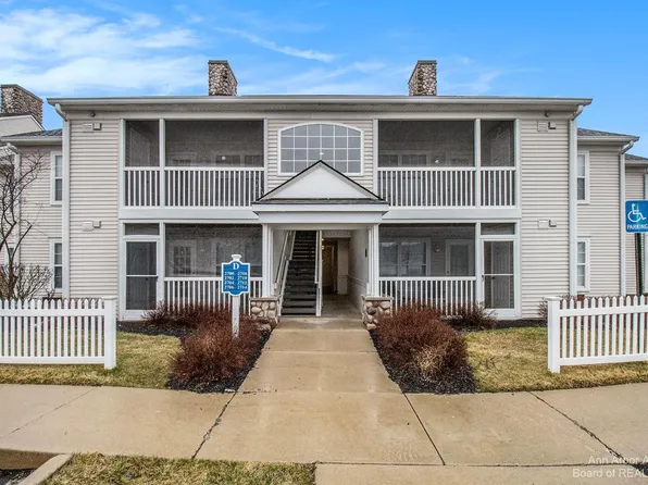 2714 S Knightsbridge Cir, Ann Arbor, MI 48105