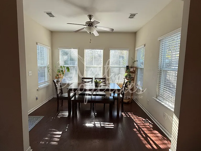 613 Finnegan Ln — Photo 2