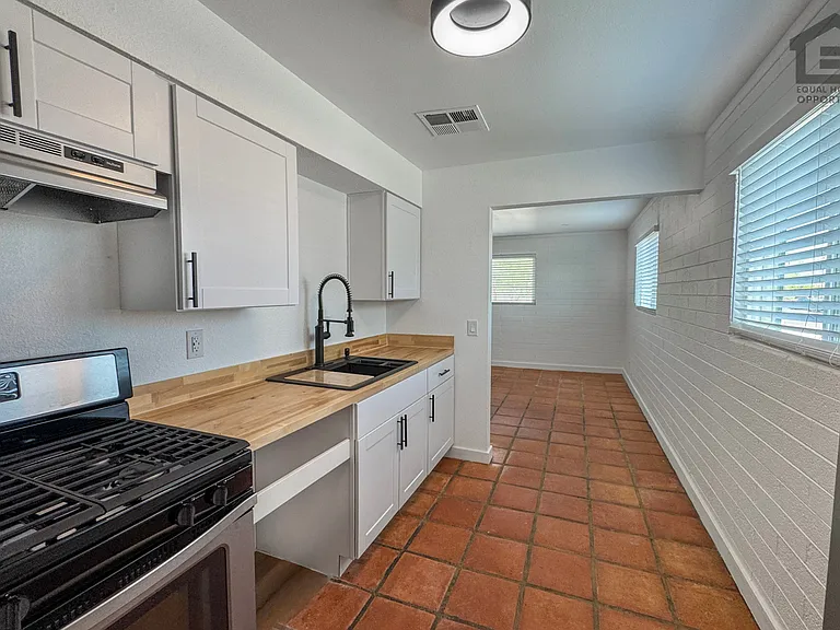 4933 E Willetta St — Photo 13