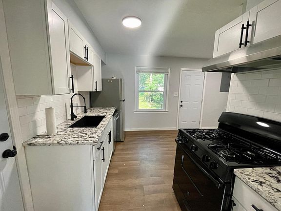 3rd image of 5315 N Garfield Ave