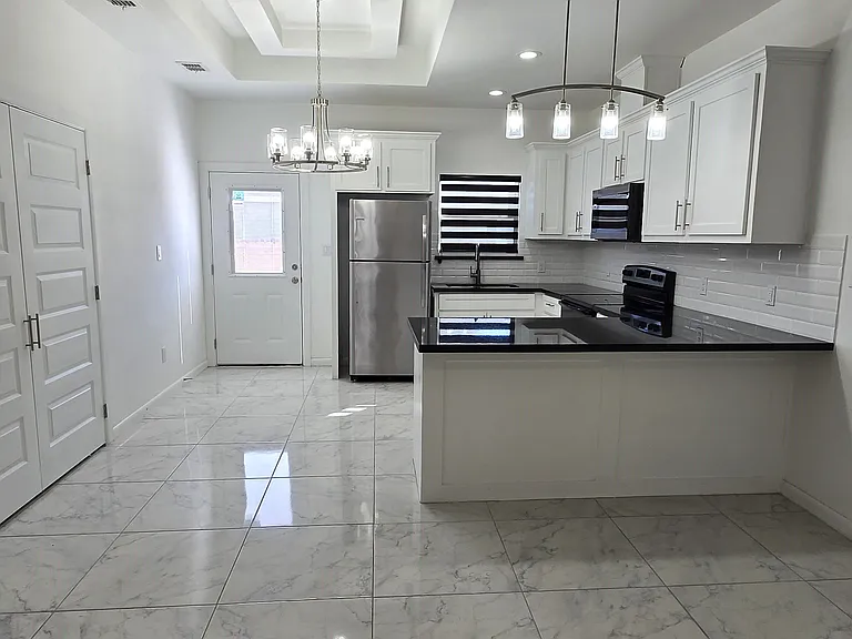 918 N Woodson Ave — Photo 10