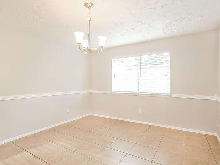 3915 Vineyard Dr — Photo 6