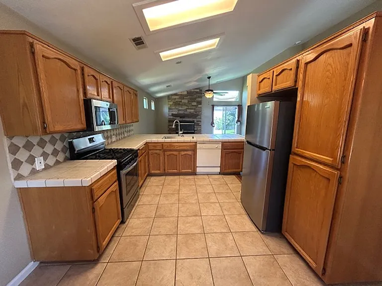1896 N Matthew Ave — Photo 9