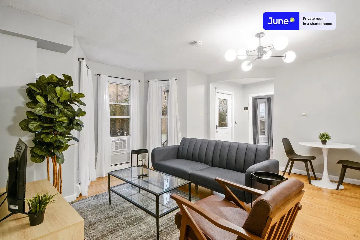 Queen bedroom in 2 bed/1.5 bath home in Newton Corner #776 B — Photo 2