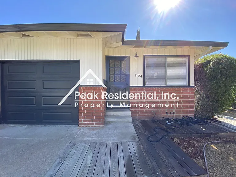 1120 Morton Ct — Photo 3