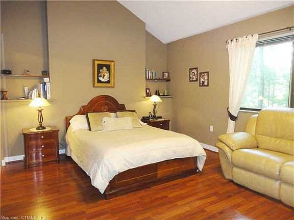 5th image of 7A Farmington Chase Cres