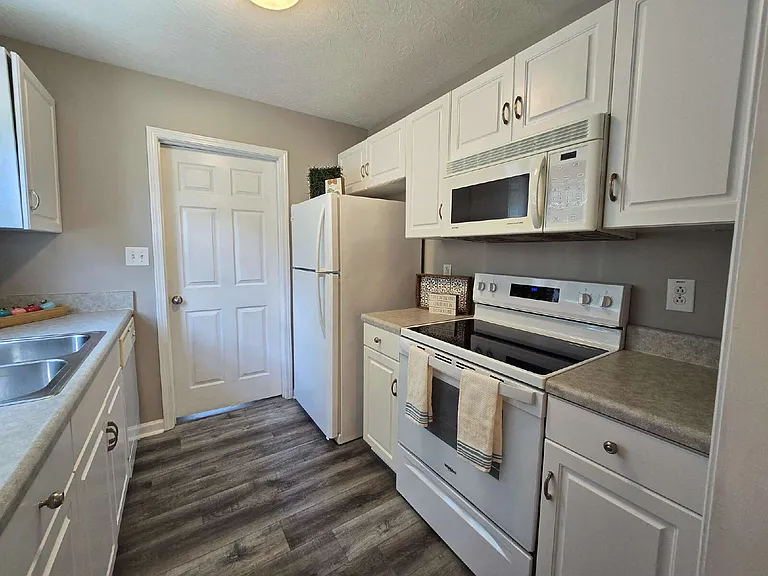 460 Caney Ln — Photo 7