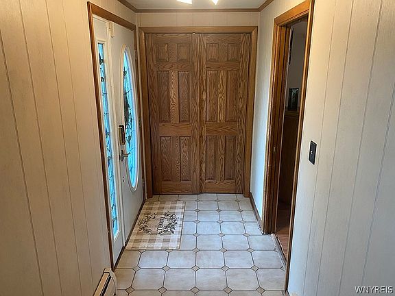 5th image of 693 Edgewater Dr