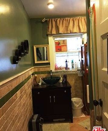 5th image of 411 N Hobart Blvd