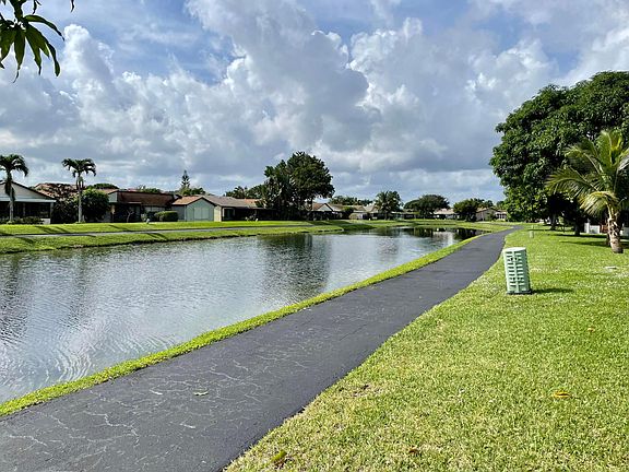 3rd image of 5162 Mirror Lakes Boulevard