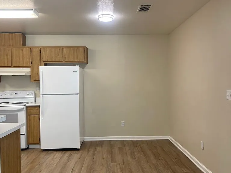 802 Cally Ct — Photo 8
