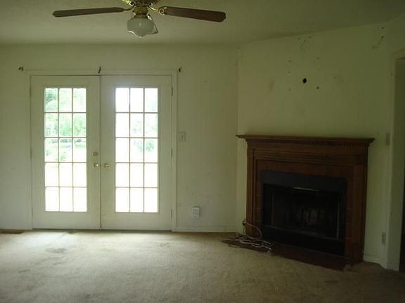 4th image of 401 Manorstone Ln