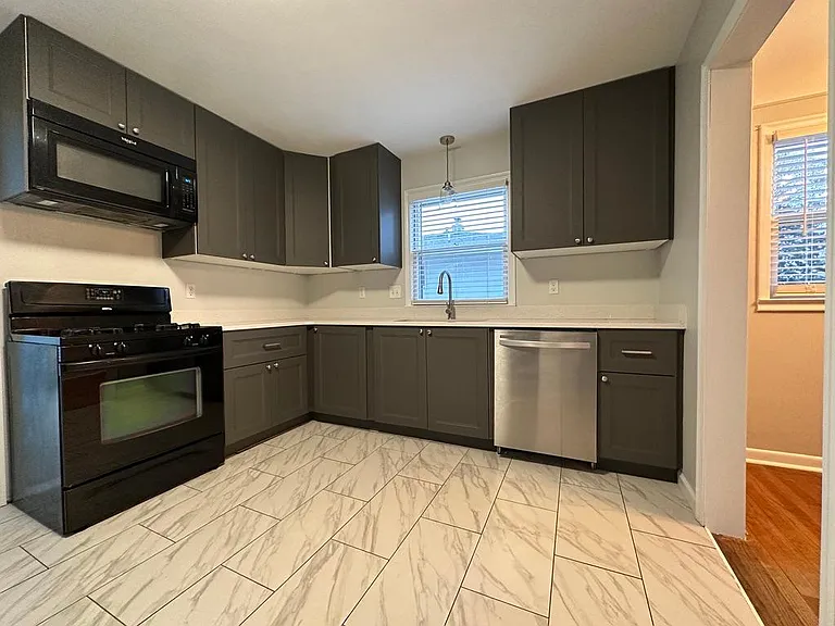 921 Vanderpool Dr — Photo 3