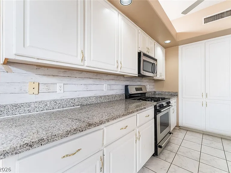 8725 Autumn Valley Ave — Photo 7