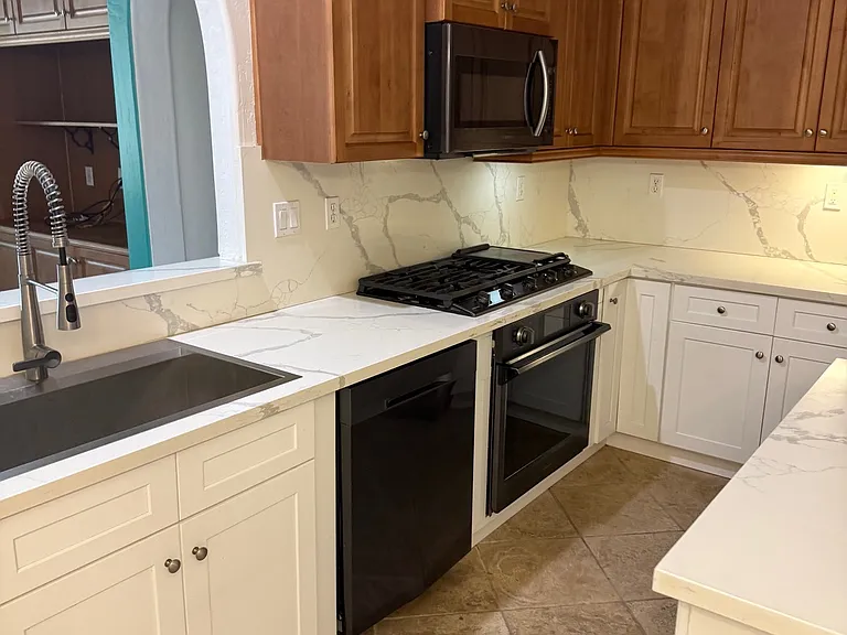 1832 N Vickie St — Photo 3