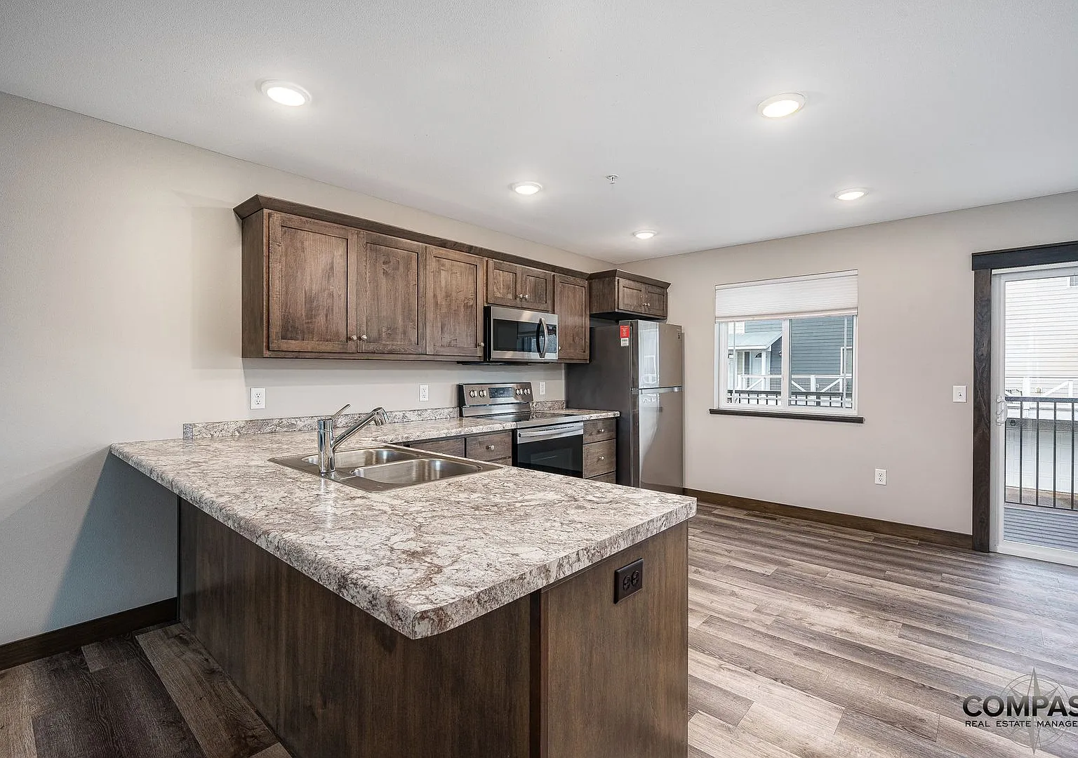 Spacious And Modern Townhome — Photo 4