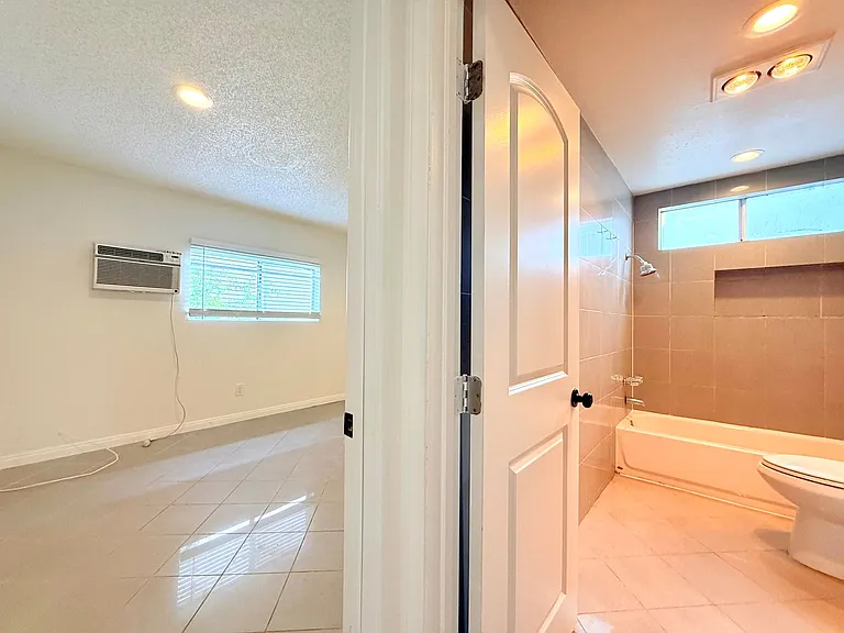 5440 - 5442 Lemon Grove Av — Photo 13