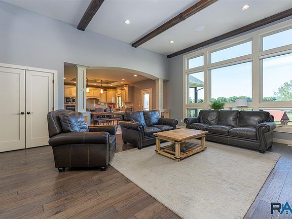 5th image of 708 Shamrock Dr