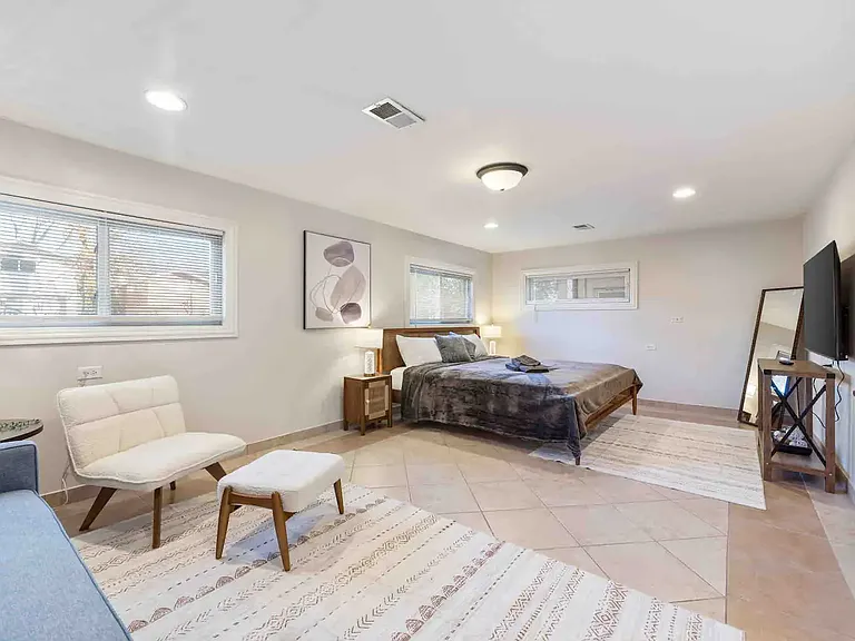 408 N Windsor Dr — Photo 17