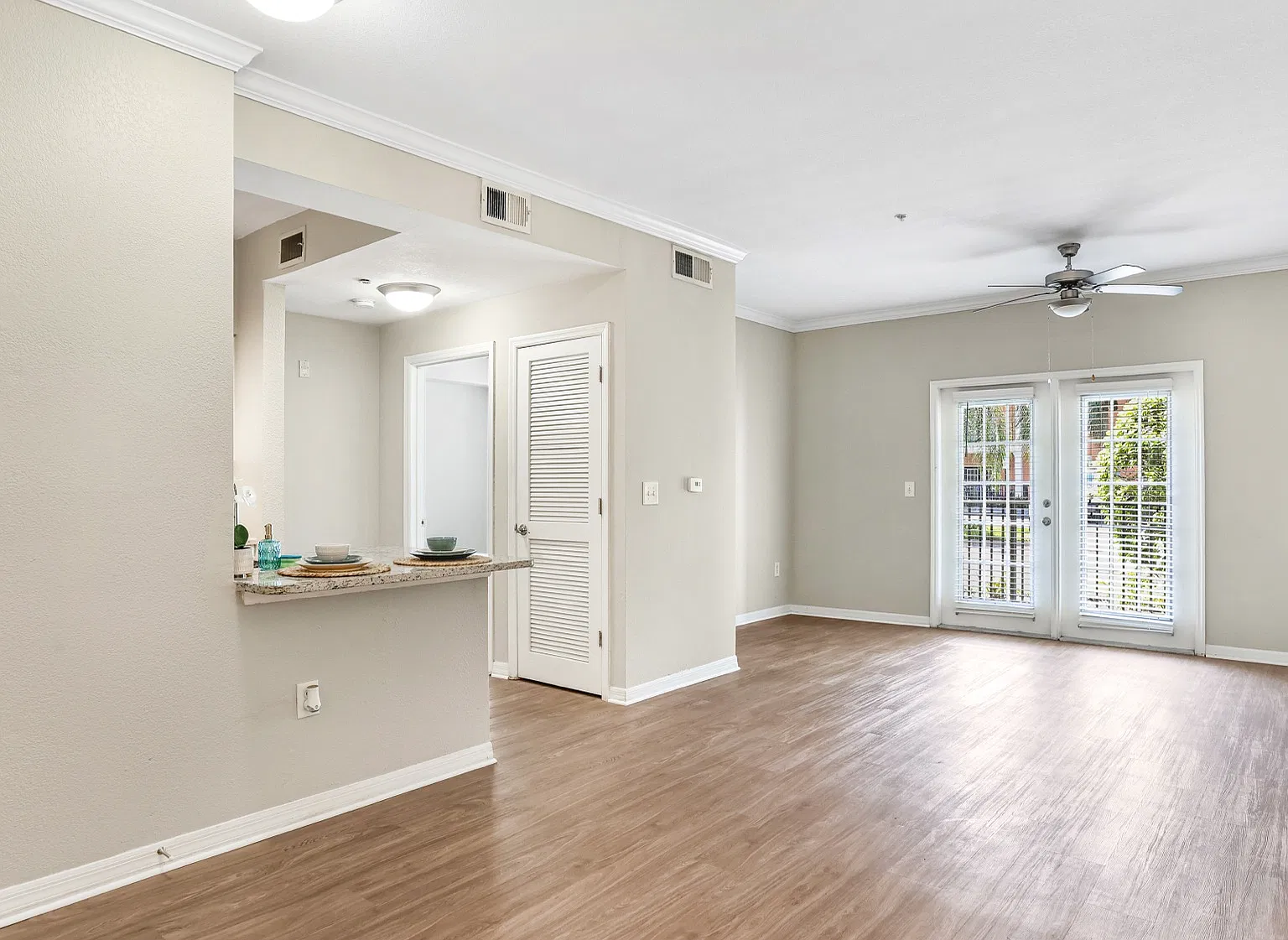 2054 Riverside — Photo 2