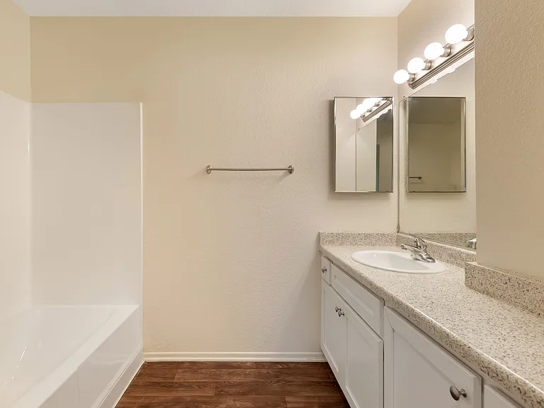 Riverwalk Landing Apartment Homes — Photo 10